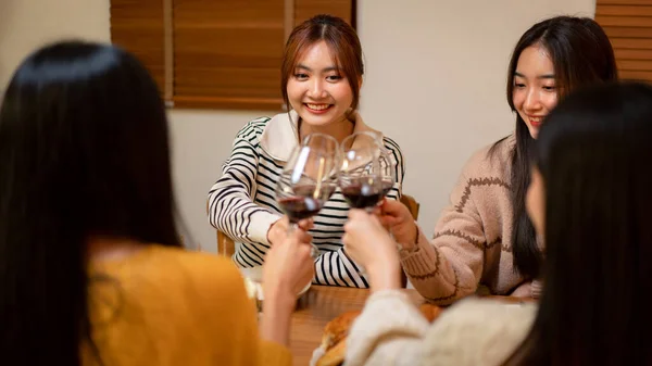 Junge Lächelnde Frau Trinkt Ein Glas Wein Und Stößt Mit — Stockfoto