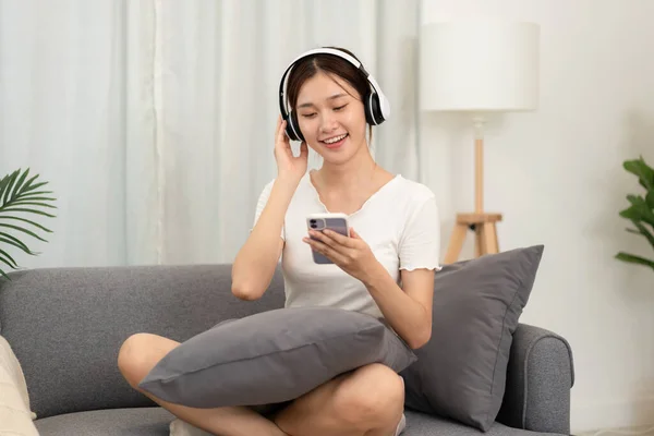 Adolescente Está Usando Fone Ouvido Ouvir Música Smartphone Enquanto Está — Fotografia de Stock
