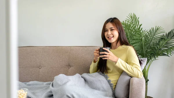 Fiatal Ázsiai Kávét Iszik Fekszik Nagy Kényelmes Kanapén Hogy Filmet — Stock Fotó