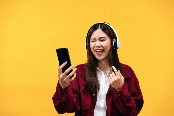 Jovem Mulher Asiática Usando Fone Ouvido Casaco Vermelho Enquanto Ouve — Fotografia de Stock