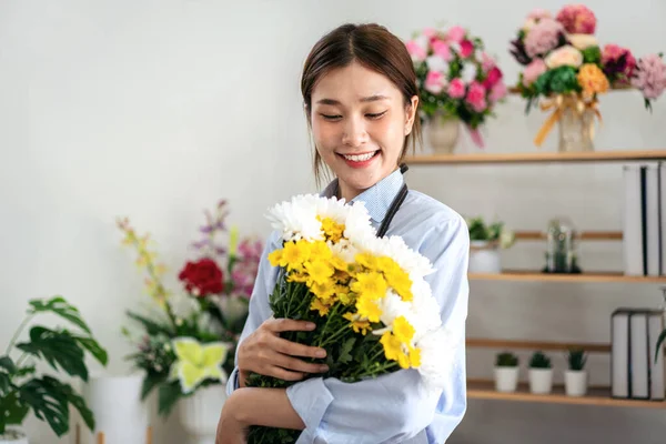 Florista Feminina Avental Sorrindo Segurando Crisântemo Com Desfrutar Criar Projetar — Fotografia de Stock