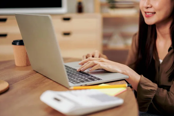Жінка Підприємець Читає Новий Бізнес Проект Друкує Дані Ноутбуці Сидячи — стокове фото