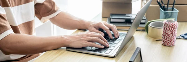 Mężczyzna Przedsiębiorca Używa Laptopa Sprawdzania Przyjmowania Zamówień Online Celu Przygotowania — Zdjęcie stockowe