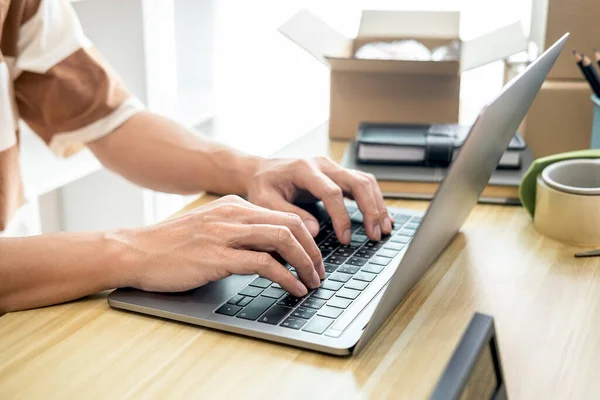 Mężczyzna Przedsiębiorca Używa Laptopa Sprawdzania Przyjmowania Zamówień Online Celu Przygotowania — Zdjęcie stockowe