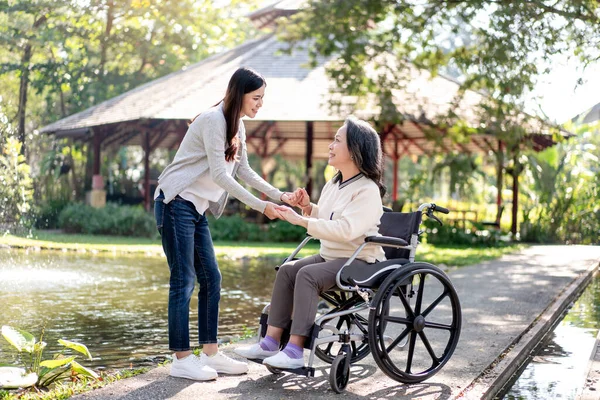Mutlu Aile Tekerlekli Sandalyedeki Yaşlı Büyükanne Kızı Sabah Bahçede Eğlenirken — Stok fotoğraf
