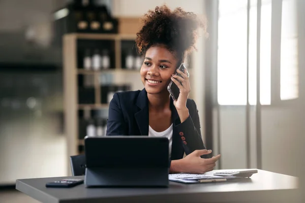 African American Businesswoman Suit Looking Talking Smartphone While Working Accounting — Stock Photo, Image
