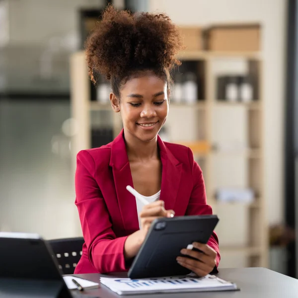 Afroamerykanska Bizneswoman Garniturze Uzywajaca Tabletu Czytania Informacji Rachunkowych Nowego Biznesu — Zdjęcie stockowe