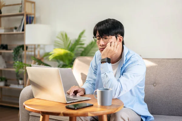 Empresário Casual Está Sentado Sofá Confortável Usar Laptop Para Trabalhar — Fotografia de Stock