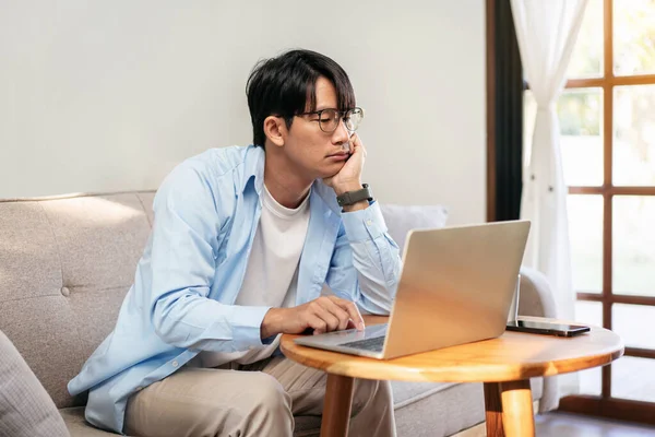 Empresário Casual Está Sentado Sofá Confortável Usar Laptop Para Trabalhar — Fotografia de Stock