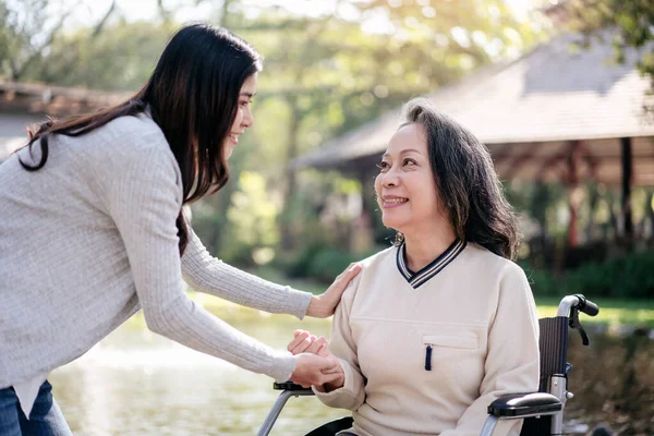 Glückliche Familie Ältere Großmutter Rollstuhl Mit Tochter Die Morgens Garten — Stockfoto