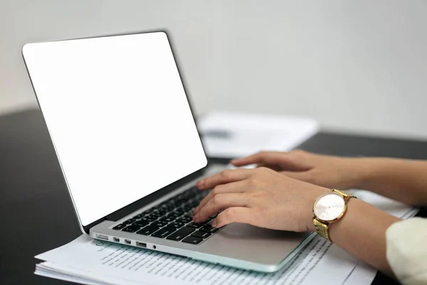 Бізнес Леді Використовує Ноутбук Порожнім Екраном Друку Клавіатурі Про Бізнес — стокове фото