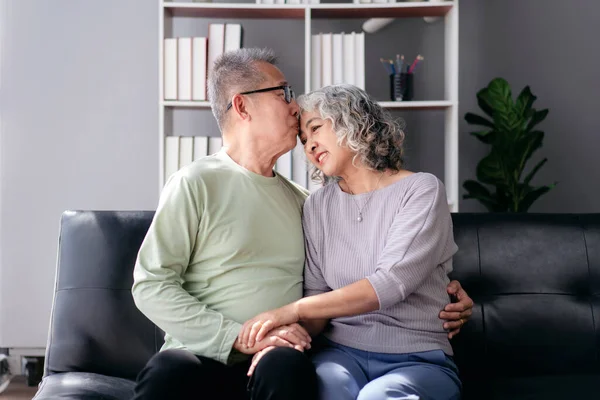 Seniorenpaar Schaut Einander Die Augen Und Umarmt Sich Liebevoll Während — Stockfoto