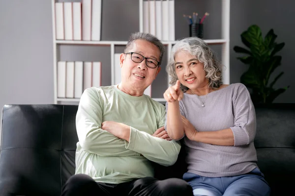Üst Düzey Çift Kamerayı Gösterip Koltukta Otururken Gülümsüyor Emeklilik Için — Stok fotoğraf