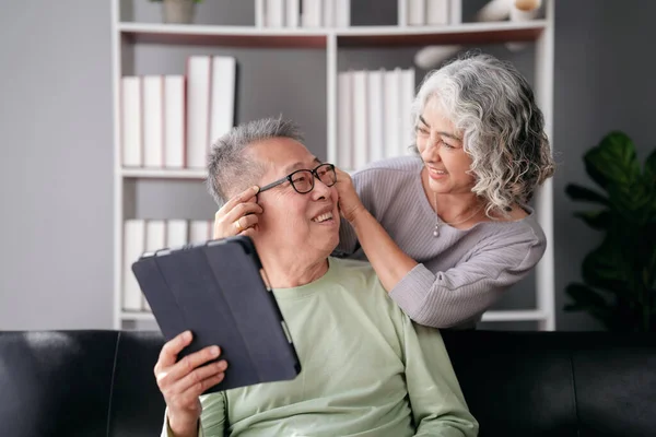 Donna Anziana Mettere Gli Occhiali Amato Mentre Seduto Sul Divano — Foto Stock