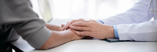 Man Arts Hand Hand Oudere Patiënt Aan Moedigen Uit Leggen — Stockfoto