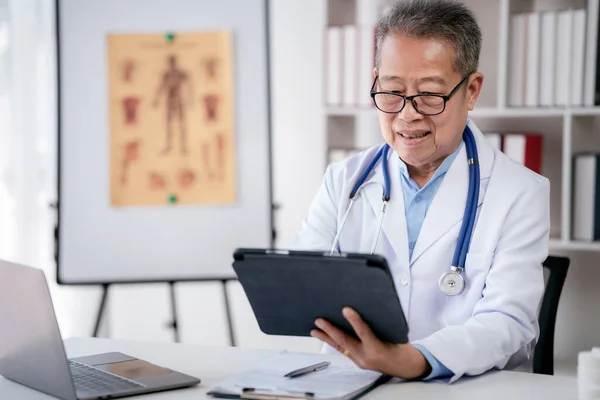 Starszy Lekarz Stetoskopem Pracuje Nad Laptopem Przeszukiwaniem Informacji Chorobach Tabletkach — Zdjęcie stockowe