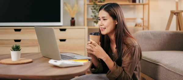 Empreendedora Mulher Lendo Novo Projeto Negócios Laptop Beber Café Enquanto — Fotografia de Stock