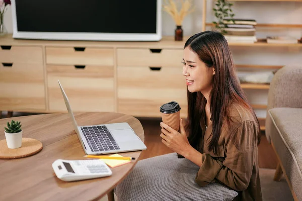 Női Vállalkozó Olvas Üzleti Projekt Laptop Kávézás Miközben Kényelmes Padlón — Stock Fotó