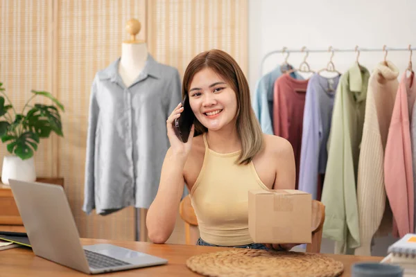 Žena Návrhář Podnikatel Pomocí Smartphone Mluvit Detailu Oblečení Adresu Zákazníkem — Stock fotografie