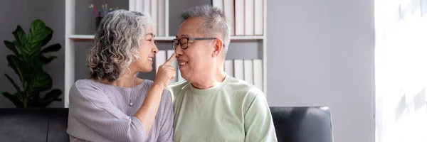 Seniorenpaar Schaut Einander Die Augen Und Berührt Die Nase Des — Stockfoto