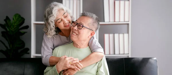 Idősebb Ölelkezik Szeretett Miközben Kanapén Időt Töltenek Hogy Tevékenység Kikapcsolódás — Stock Fotó