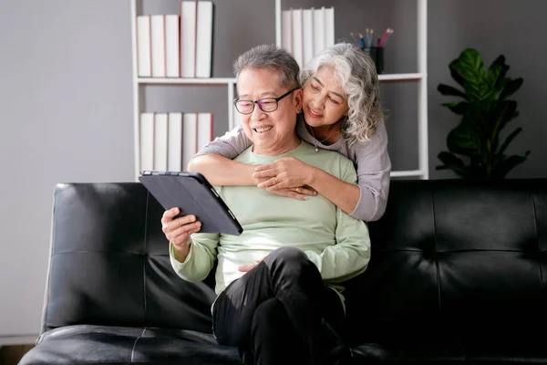 Seniorin Umarmt Mit Geliebten Während Sie Auf Der Couch Sitzt — Stockfoto
