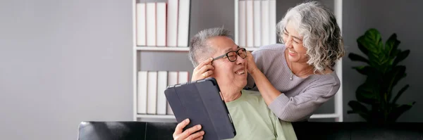 Seniorin Setzt Geliebte Brille Auf Während Sie Auf Der Couch — Stockfoto