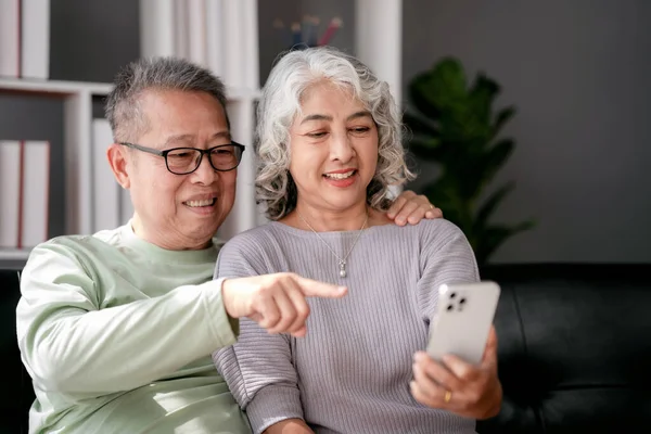Üst Düzey Çift Aile Ile Video Konferansı Akıllı Telefonu Işaret — Stok fotoğraf