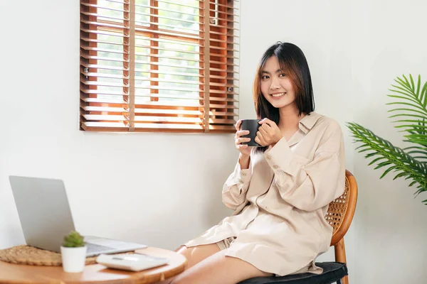 Empresária Está Assistindo Filme Laptop Beber Café Enquanto Senta Cadeira — Fotografia de Stock