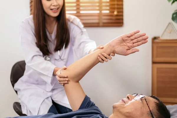 Female Physical Therapist Working Doing Arm Rehabilitation Therapy Elderly Patient — Stock Photo, Image