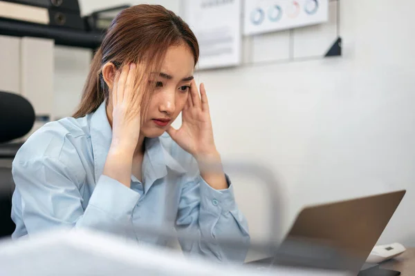 Businesswoman Sente Mal Testa Stressante Durante Lettura Informazioni Nel Computer — Foto Stock