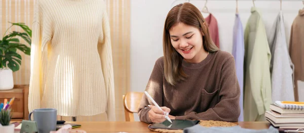 Mulher Empresária Designer Suéter Usando Tablet Digital Para Esboçar Projetar — Fotografia de Stock