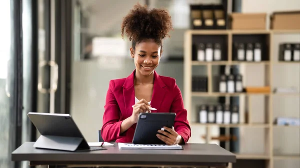 African American Businesswoman Suit Using Tablet Reading Accounting Information New — Stock Photo, Image