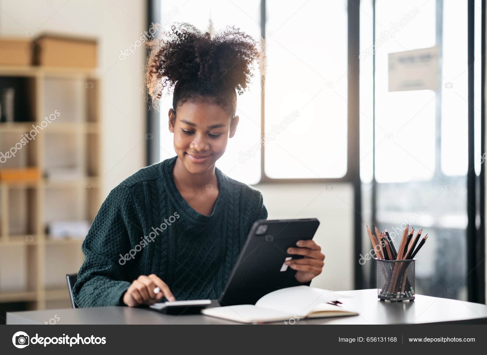 Африканская Студентка Свитере Использует Калькулятор Выполнения.