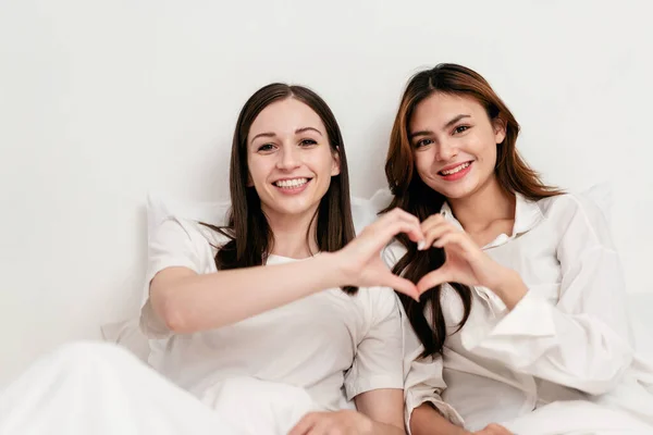 Jovem Asiático Casal Mulher Sorrindo Fazendo Coração Sinal Gesto Juntos — Fotografia de Stock