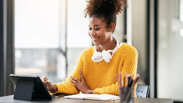 African American Student Woman Sweater Watching Learning Studying Lesson Online — Stock Photo, Image