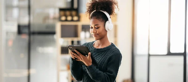 Afroamerykanska Studentka Ubrana Sweter Słuchawki Nauki Lekcji Online Klasy Pisania — Zdjęcie stockowe