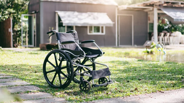 Bahçe Konseptinde Tekerlekli Sandalye Fiziksel Yaralanma Engelli Insanlar Için Engelli — Stok fotoğraf