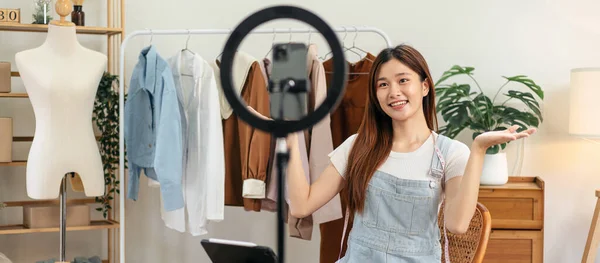 Female Online Seller Using Smartphone Broadcast Live Vlog Introduce Fashions — Stock Photo, Image