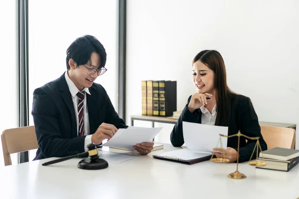 Vrouwelijke Advocaat Bespreekt Juridisch Advies Zakelijke Contract Met Cliënt Terwijl — Stockfoto