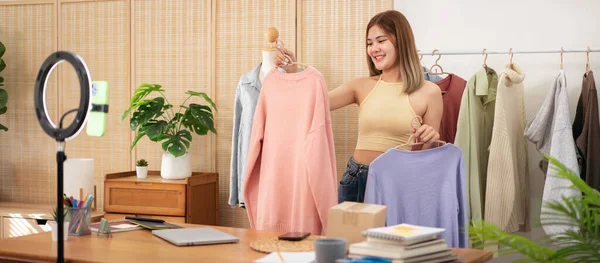Woman Designer Entrepreneur Showing Clothes Product Live Online Social Media — Stock Photo, Image