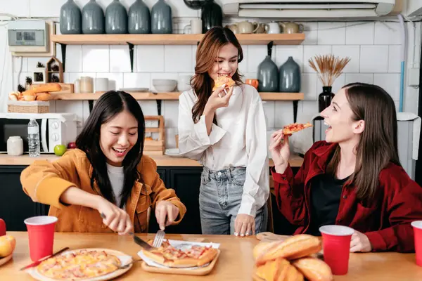 Grupo Amigos Cortando Fatia Pizza Comer Pizza Italiana Juntos Enquanto — Fotografia de Stock