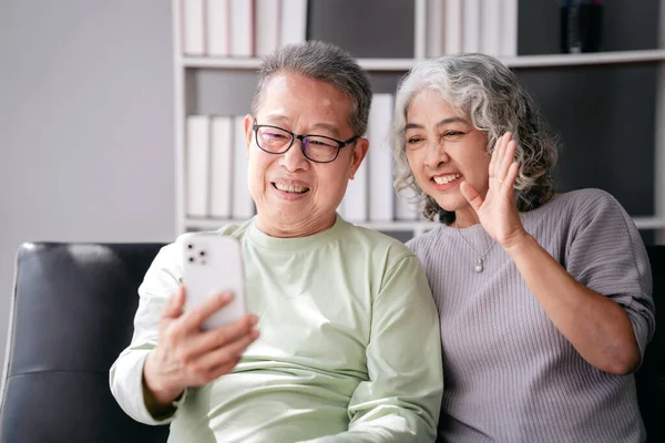 Gli Anziani Usano Smartphone Videoconferenze Saluti Con Famiglia Mentre Sono — Foto Stock