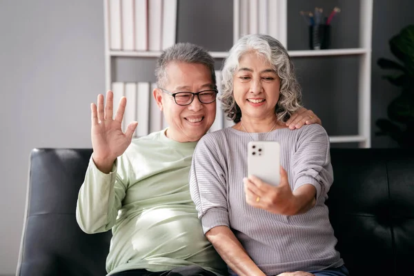 Gli Anziani Usano Smartphone Videoconferenze Saluti Con Famiglia Mentre Sono — Foto Stock