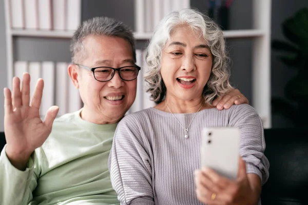 Seniorenpaar Nutzt Smartphone Zur Videokonferenz Und Zur Begrüßung Mit Der — Stockfoto