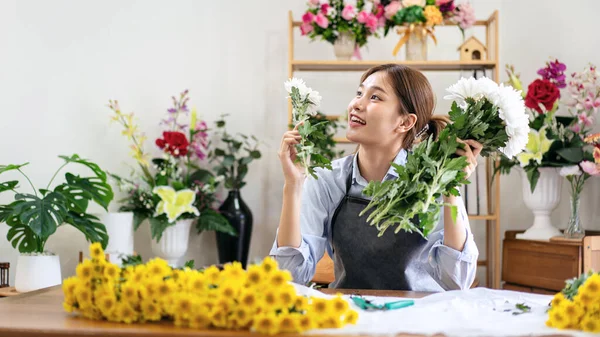 Florista Feminina Avental Segurando Crisântemo Branco Para Criar Projetar Floral — Fotografia de Stock