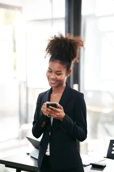 African American Businesswoman Suit Using Smartphone Reading Accounting Information New — Stock Photo, Image