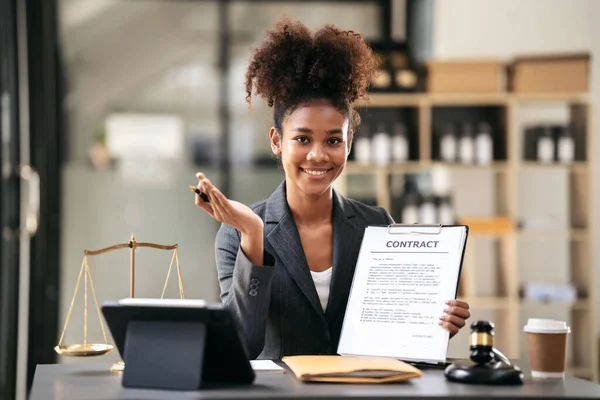 Африканская Американская Адвокат Женщина Иске Показывает Бизнес Контракт Подписания Время — стоковое фото