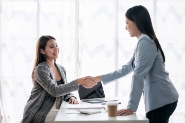 İş arkadaşı el sıkışma konsepti, iş arkadaşı işten sonra beyin fırtınası yapmak ve yeni bir başlangıç stratejisi hakkında tartışmak için başarılı bir şekilde el sıkışıyor..