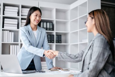 İş arkadaşı el sıkışma konsepti, iş arkadaşı işten sonra beyin fırtınası yapmak ve yeni bir başlangıç stratejisi hakkında tartışmak için başarılı bir şekilde el sıkışıyor..